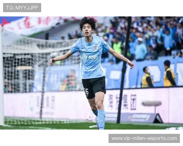 大连英博王禹中场精准分球牵制防守