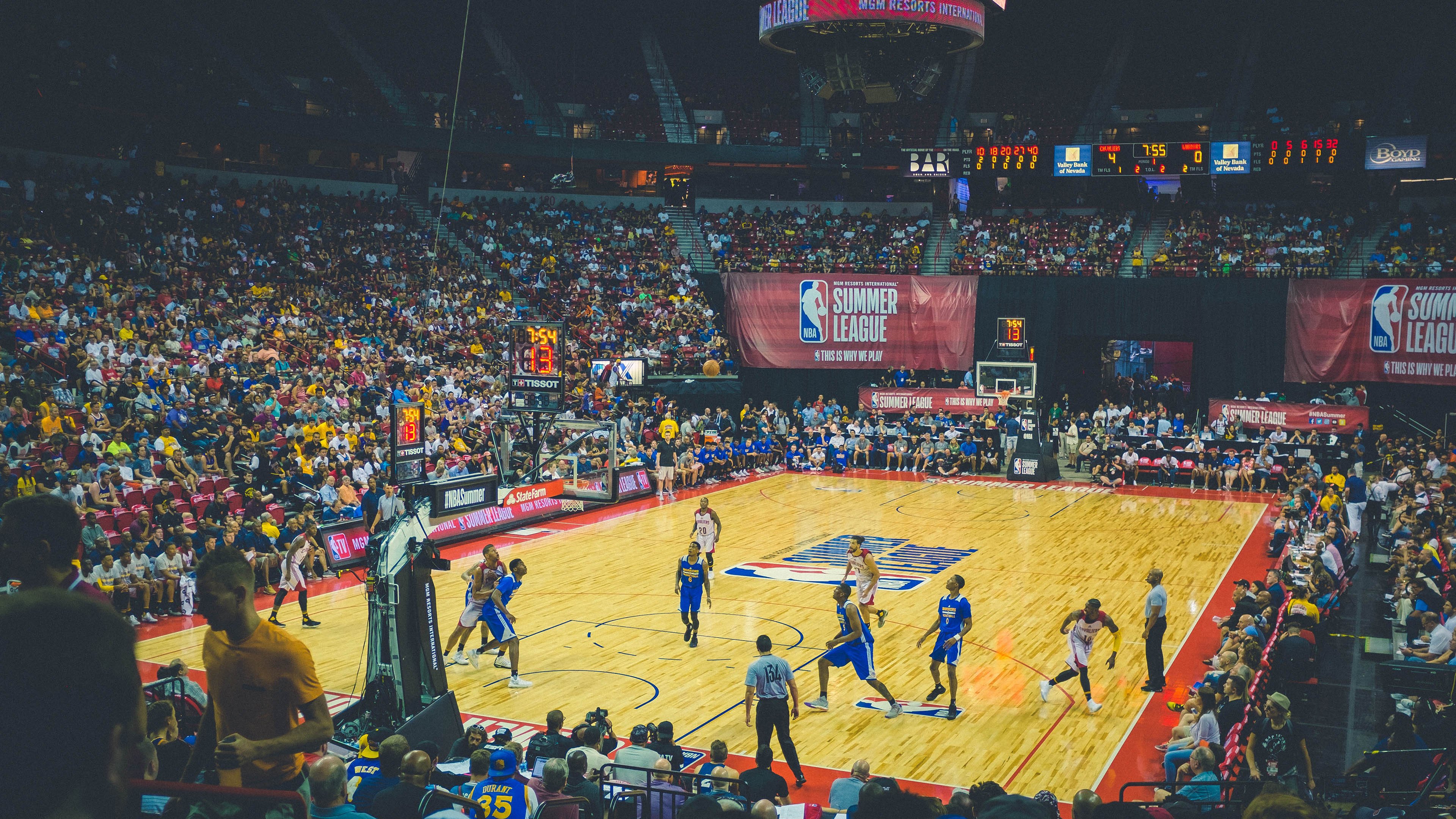 综合体育系“公众讲解+示范课大赛” 学生上台教老师练